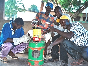 Un groupe de stagiaires avec leur cuiseur � bois, Cameroun